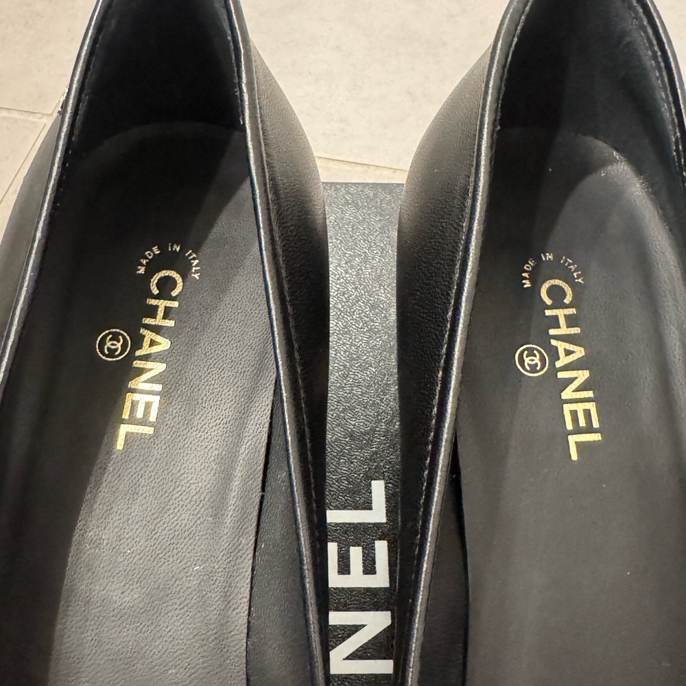 CHANEL 20P Black Lambskin Pearl Cap Toe CC Pumps Heels 39 (US 8.5) - Picture 5 of 10